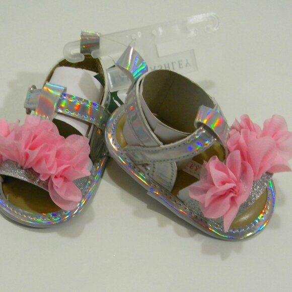 Laura Ashley Infant Sandals Baby Crib Shoes Pink Silver NWT Size 2 (3-9 mos) - Picture 2 of 6